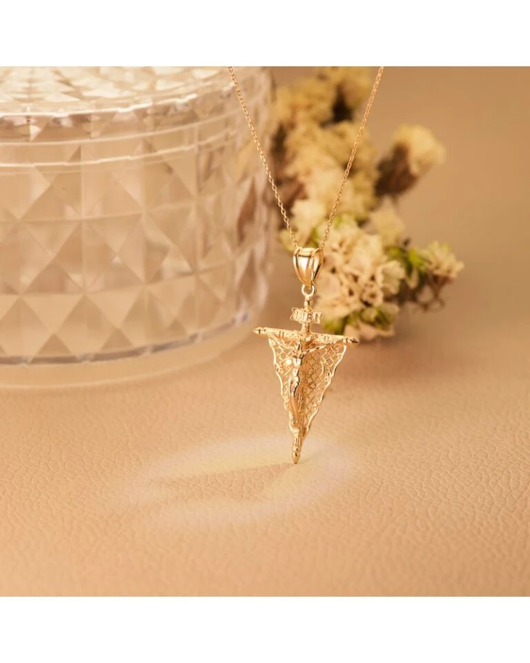 FALOMIR Tienda de ventas -FALOMIR Tienda de ventas cruz con Cristo del Remedio de Animas oro de 18k 1 768x960 1